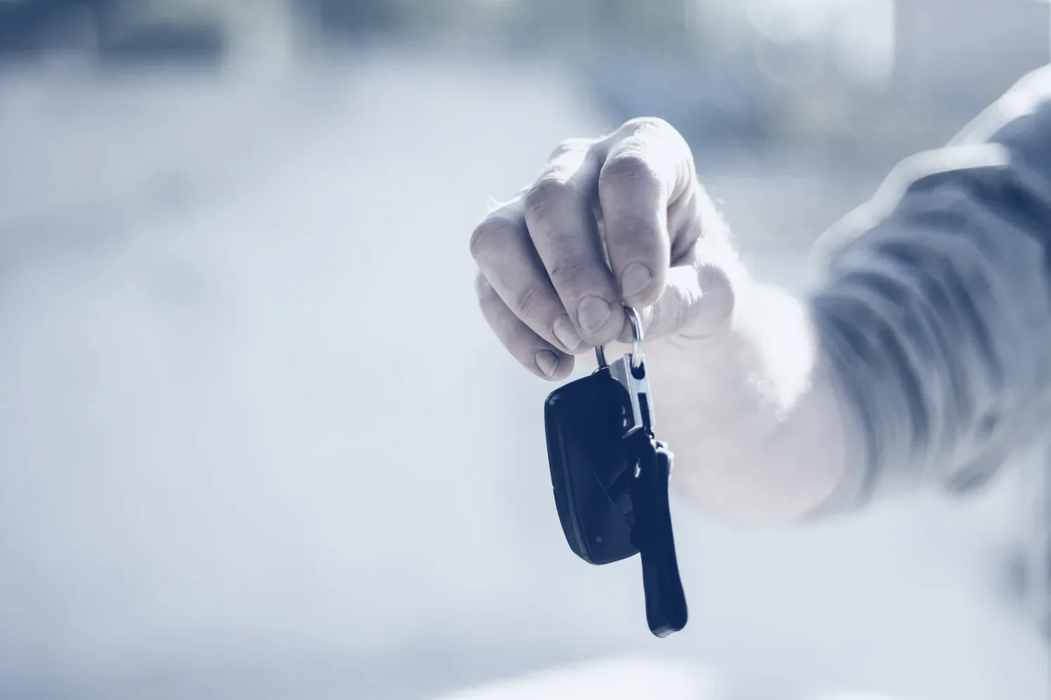 Las llaves de un carro en la mano