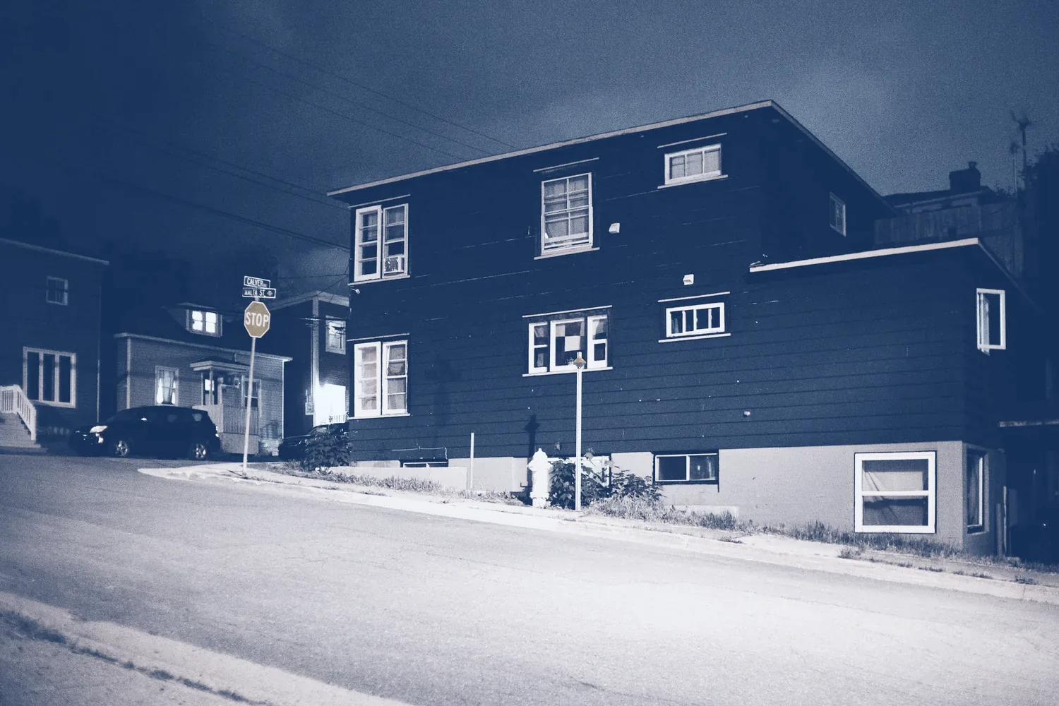 Una casa de noche — el respaldo de la garantía hipotecaria